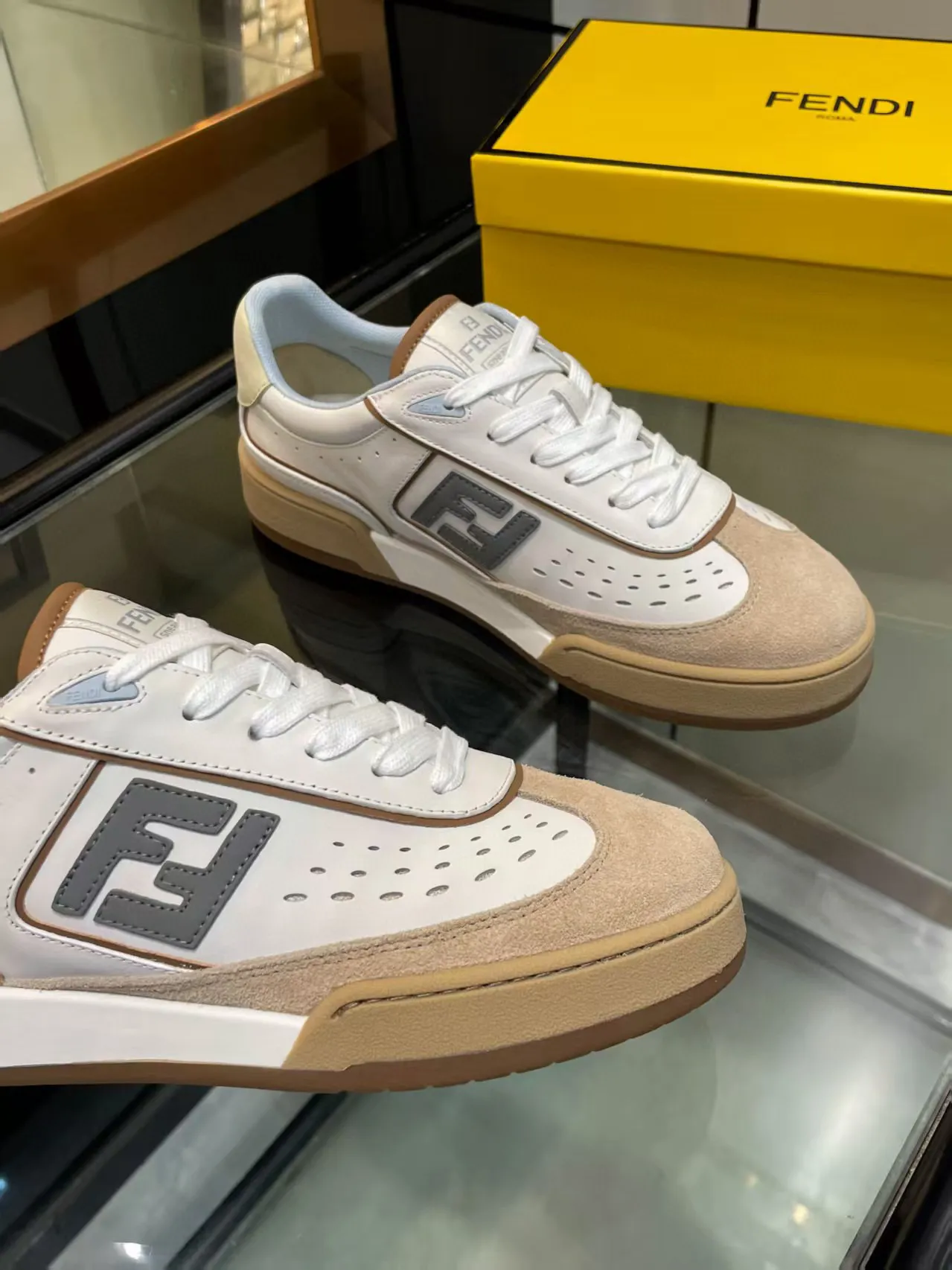 Factory price: 600💰Top version for couples Fendi 2025 New Year Hot Series [Couples👫Casual Sports Shoes] FD match Original Purchased One to One Reproduction The first sports shoe fendi match created by designer Kim Jones and Donkey Brand Trainer basketball sneakers, fresh blood injected with FF retro design Super good-looking and versatile, the upper is made of cowhide and cowhide splicing combination, with raised double F on the side The logo lining is made of terry velvet ✔️ Super soft on the feet, lightweight, comfortable to match with sweatshirts, Fabric: Cowhide ➕ Cow color matching, Outsole: Original open mold multi-color color matching sole, Packaging: Original full set of packaging, Size: Women's 35-40 / Men's 38-44, customized 45